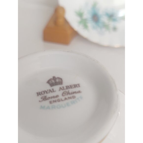 Royal Albert Montrose shape Cup and Saucer set Marguerite Pattern 1980's - Picture 7 of 16